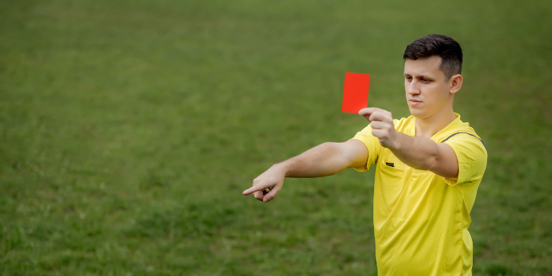 Hình thức phạt thẻ đỏ của đội bóng